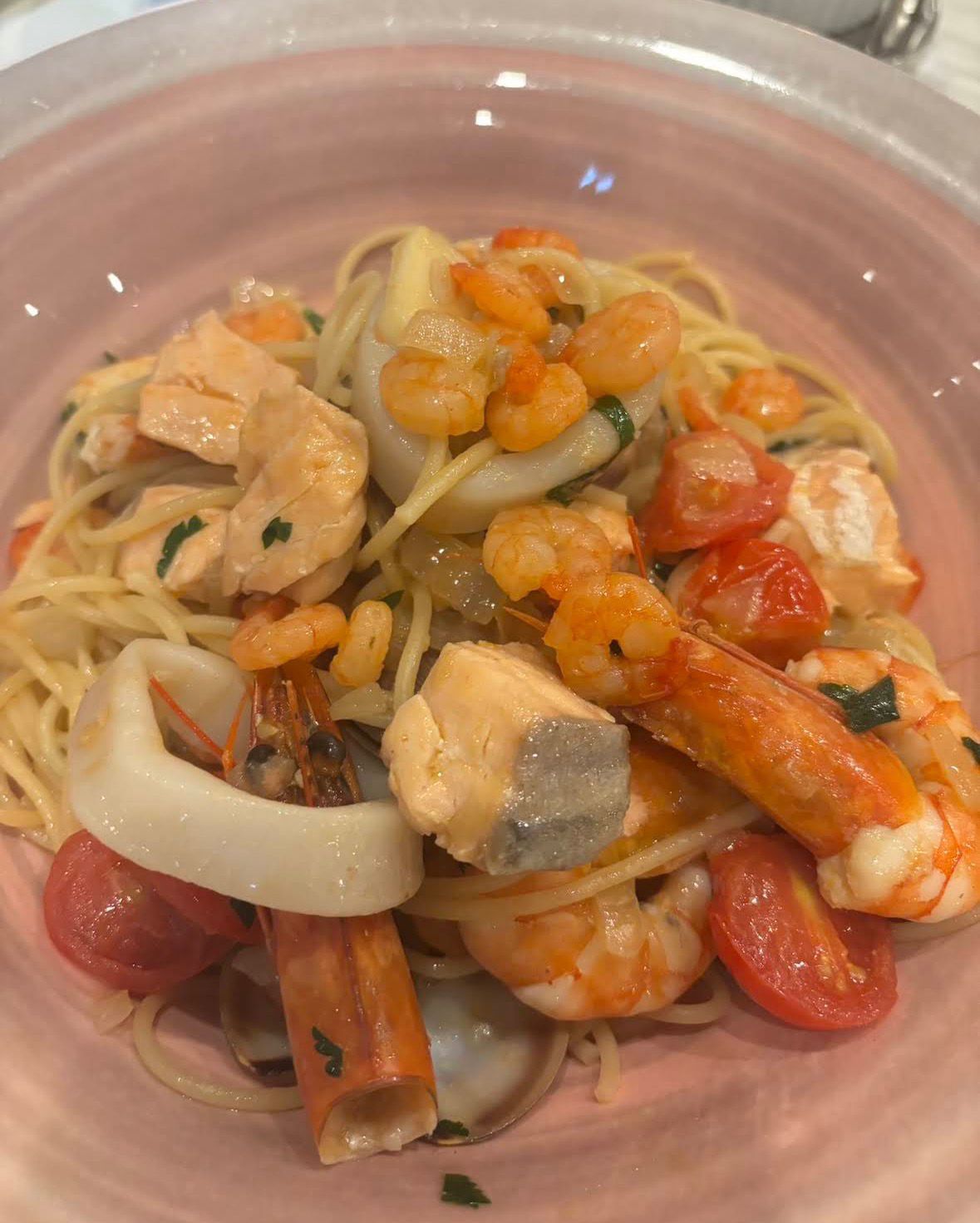 Fischgericht mit frischen Kräutern